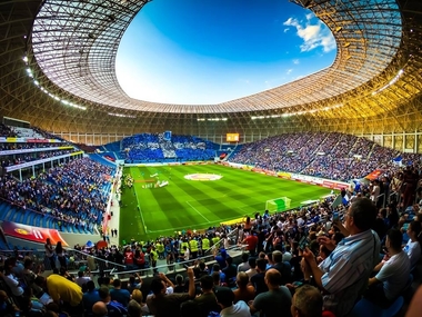 CSU Craiova: Clubul a fost sancţionat cu o amendă de 60.000 euro şi disputarea a trei meciuri considerate acasă fără spectatori Se încearcă suspendarea deciziei până după meciul cu AEK Atena