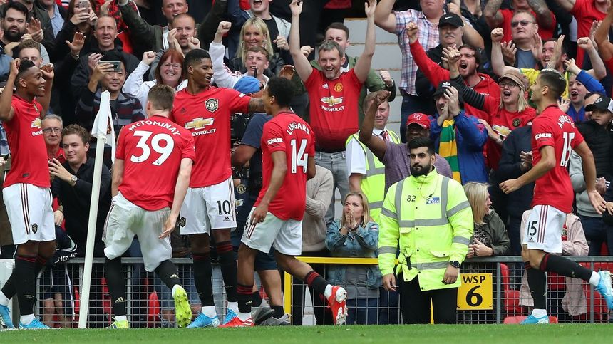 Manchester United a început sezonul cu o victorie zdrobitoare în faţa echipei Chelsea: 4-0