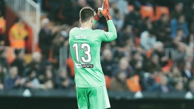 Portarul Neto (FC Barcelona) va fi supus unei operaţii la mâna stângă