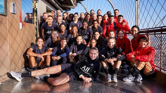 Antrenament inedit al echipei feminine a PSG: jucătoarele au urcat în alergare cele 1665 de trepte ale Turnului Eiffel