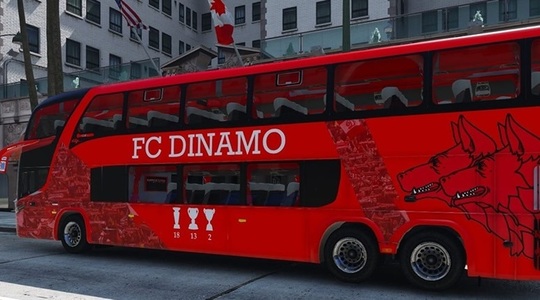 UPDATE Zeci de fani cu cagule au oprit autocarul echipei Dinamo şi i-au spart geamurile cu pietre. Florin Prunea: Nici nu vreau să mă gândesc ce s-ar fi întâmplat dacă suporterii ajungeau în autocar