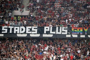 Meci întrerupt zece minute în Ligue 1 din cauza unor scandări şi a unor bannere cu caracter homofob