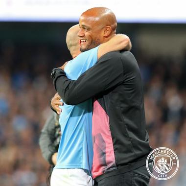 Gary Neville, Ryan Giggs şi Ashley Cole, printre vedetele care au jucat la retragerea lui Kompany; Belgianul nu a evoluat din cauza unei accidentări 