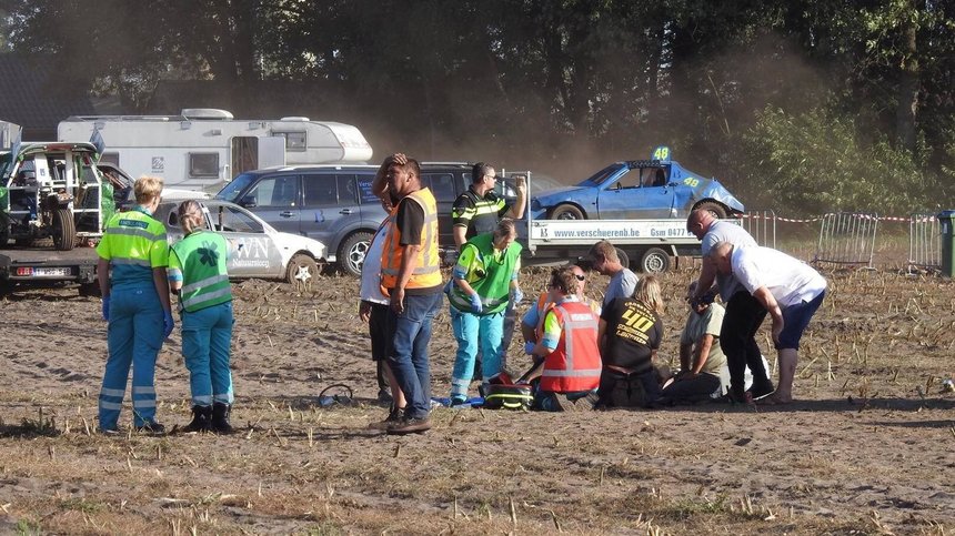 Olanda: Şapte persoane au fost rănite după ce o maşină a intrat în mulţime la finalul unei competiţii de autocross
