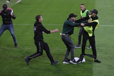 Incidente şi după finalul meciului FCSB - Dinamo: Şase persoane au acces interzis pe stadioane - FOTO