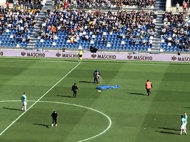 Un paraşutist a aterizat pe teren în timpul meciului Sassuolo – Inter - VIDEO