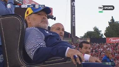 Maradona, primit ca un rege de fosta sa echipă Newell’s Old Boys; El a condus meciul de pe un tron - FOTO