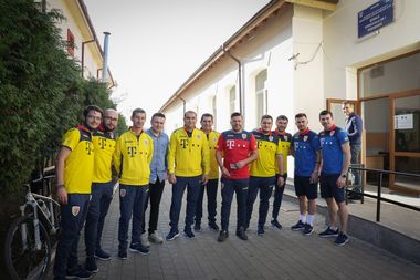 Alegeri prezidenţiale 2019 – Jucători ai naţionalei de fotbal şi staful tehnic au votat la Mogoşoaia