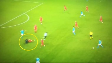 Un fan a intrat pe teren la meciul Israel - Polonia, dar stewarzii au "placat" un jucător al oaspeţilor - VIDEO