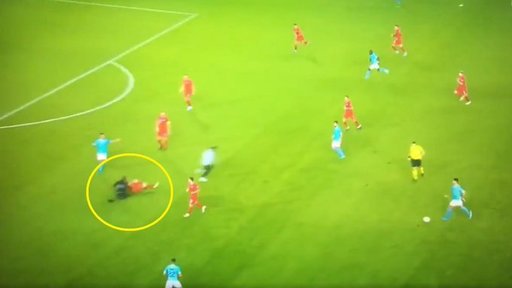 Un fan a intrat pe teren la meciul Israel - Polonia, dar stewarzii au "placat" un jucător al oaspeţilor - VIDEO