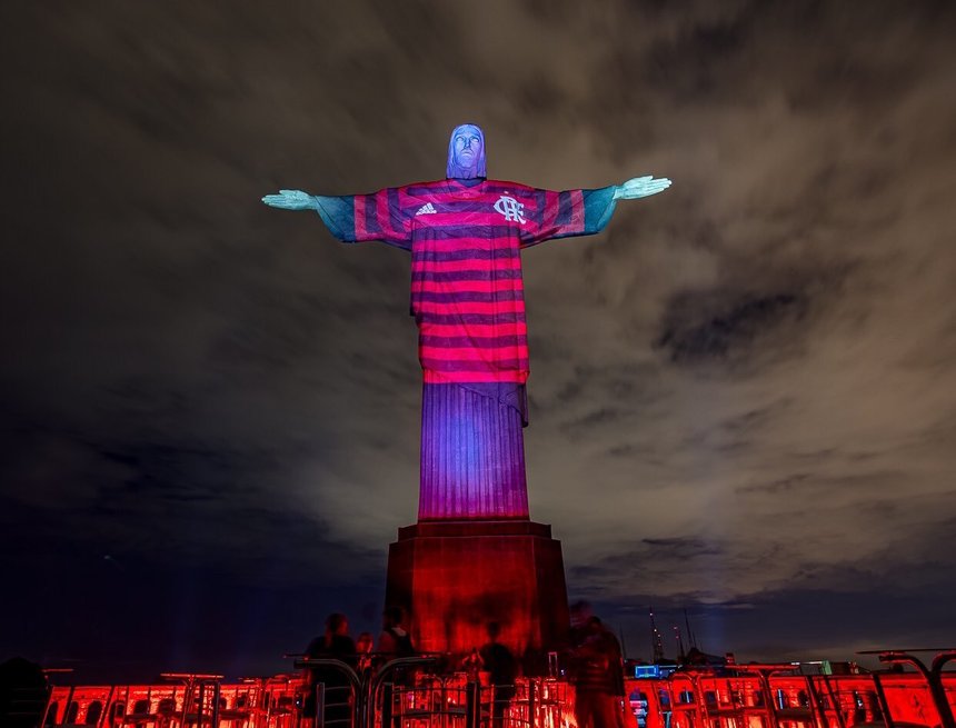Rio de Janeiro: Tricoul echipei Flamengo, proiectat pe statuia Iisus Mântuitorul