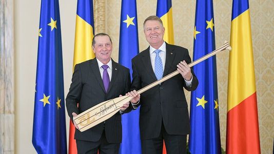 Preşedintele Klaus Iohannis l-a decorat pe Ivan Patzaichin cu Ordinul Naţional „Steaua României” în grad de Cavaler; Patzaichin i-a oferit preşedintelui o pagaie