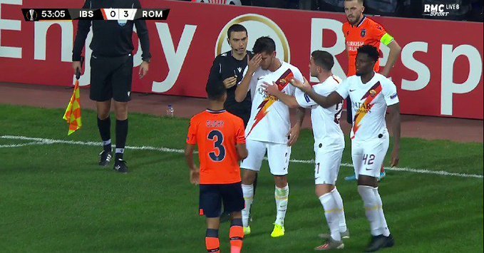 Lorenzo Pellegrini de la AS Roma, rănit de o monedă aruncată din tribune, la Istanbul, la meciul din Liga Europa arbitrat de Haţegan