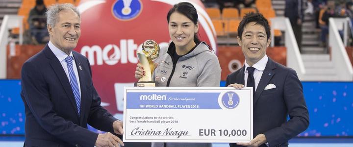Cristina Neagu a primit în Japonia trofeul pentru cea mai bună jucătoare a lumii în 2018