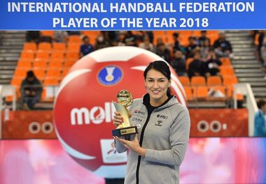 Neagu, după ce a primit trofeul pentru cea mai bună jucătoare a lumii: Sunt mândră şi foarte bucuroasă