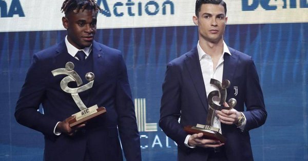 În timp ce Messi primea al şaselea Balon de Aur, Cristiano Ronaldo câştiga titlul de cel mai bun jucător din campionatul Italiei