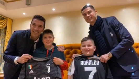Ronaldo şi Buffon s-au întâlnit cu doi copii supravieţuitori ai cutremurului din Albania - VIDEO