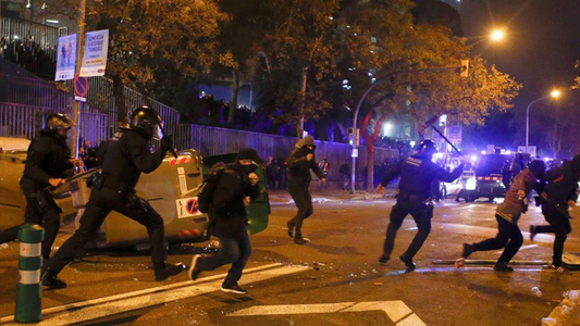 El Clasico: Aproximativ 50 de persoane au fost rănite în urma ciocnirilor între poliţie şi separatişti catalani