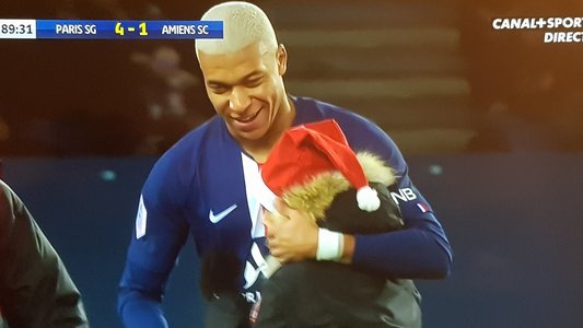 Un copil a intrat pe teren în timpul meciului PSG - Amiens pentru a obţine un autograf de la Mbappe - VIDEO