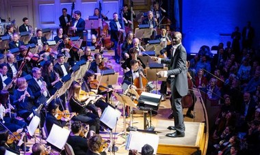 Baschetbalistul Tacko Fall (2,29 metri înălţime), dirijor la concertul de sărbători al orchestrei Boston Pops - VIDEO