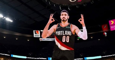 Baschetbalistul Enes Kanter, opozant al preşedintelui Erdogan, a apărut în Canada cu un tricou şi încălţăminte inscripţionate cu mesajul "libertate"