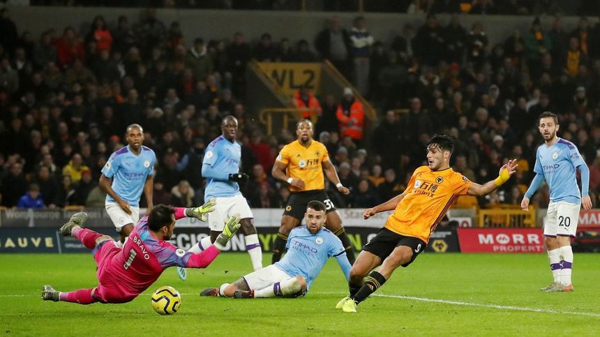 Manchester City a fost învinsă de Wolverhampton, scor 3-2, după ce a condus în inferioritate numerică până în minutul 82