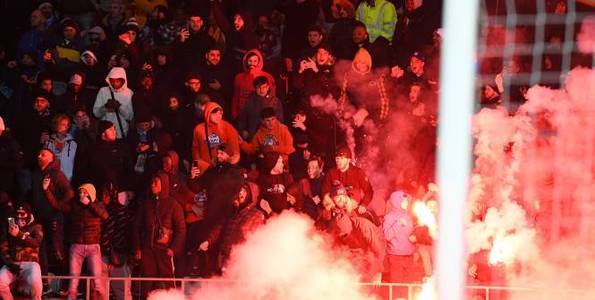 Meciul Athletico Marseille - Rennes, întrerupt de două ori din cauza fumigenelor şi a petardelor aruncate pe teren