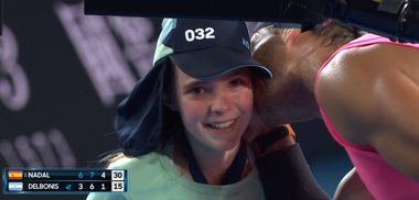 Nadal a sărutat pe obraz o fetiţă de mingi după ce a lovit-o din greşeală la meciul cu Delbonis. “M-am speriat. Dar este o fetiţă foarte curajoasă”, a spus spaniolul - VIDEO