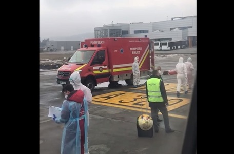 UPDATE - Baschetbaliştii de la Tsmoki Minsk, blocaţi 3 ore în avionul Varşovia - Cluj, pentru preluarea unei femei cu suspiciune de coronavirus - VIDEO