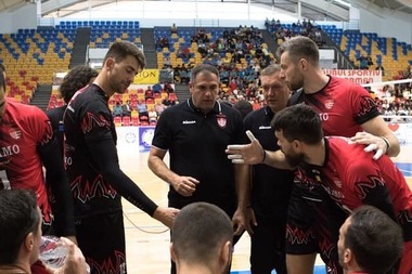 Echipa de volei masculin Dinamo, blocată pe drum de noaptea trecută la revenirea de la Galaţi, din cauza zăpezii
