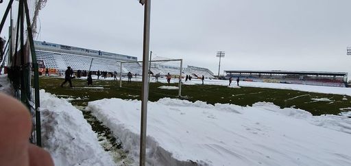 Eforturi la Voluntari pentru deszăpezirea terenului, înaintea meciului cu FCSB