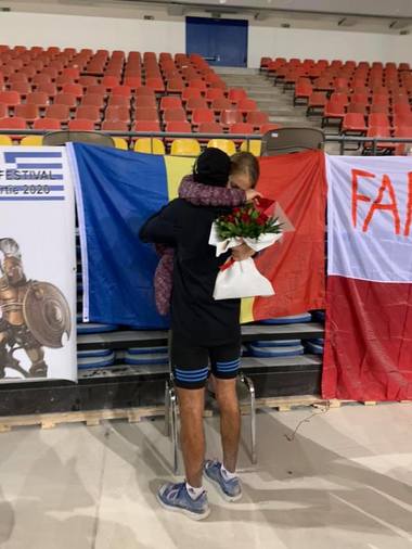Un ultramaratonist român şi-a cerut iubita în căsătorie la km 3.000. Răspunsul tinerei: Dacă termini cursa - VIDEO