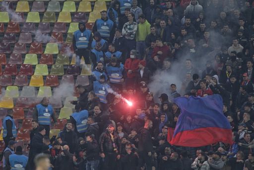 UPDATE - Dinamo - FCSB, scor 2-1/ Momente de panică, după ce Perovici s-a prăbuşit pe teren, fiind lovit în faţă de Cristea/ Derbiul, oprit în minutul 63 pentru petarde şi alte obiecte aruncate pe teren - FOTO