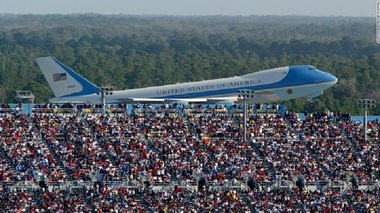 Donald Trump, sosire spectaculoasă la circuit pentru Daytona 500 şi tur cu limuzina urmat de maşinile de cursă - VIDEO