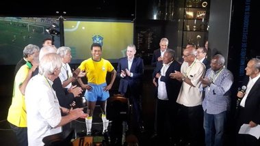 Confederaţia Braziliană de Fotbal a dezvelit o statuie a lui Pele, pentru a marca 50 de ani de la Cupa Mondială câştigată de selecţionata cariocas în 1970
