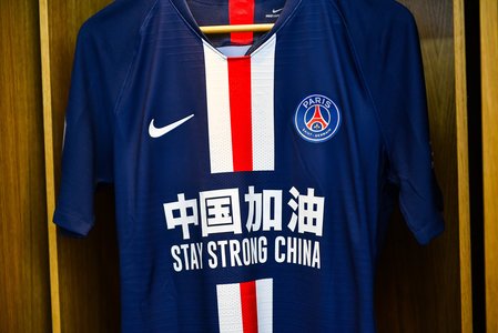 Jucătorii PSG au evoluat cu tricouri inscripţionate cu mesajul Stay Strong China la meciul cu Bordeaux. Cavani, golul 200 pentru parizieni