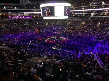 Kobe Bryant, omagiat la Staples Center la Los Angeles