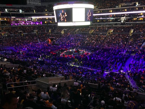 Kobe Bryant, omagiat la Staples Center la Los Angeles