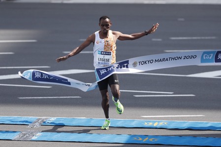 Etiopianul Birhanu Legese a câştiigat maratonul de la Tokyo. La competiţie au participat doar câteva sute de sportivi, din cauza coronavirusului