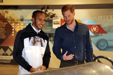 Prinţul Harry şi Lewis Hamilton au inaugurat un muzeu la circuitul Silverstone