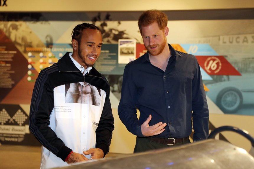 Prinţul Harry şi Lewis Hamilton au inaugurat un muzeu la circuitul Silverstone
