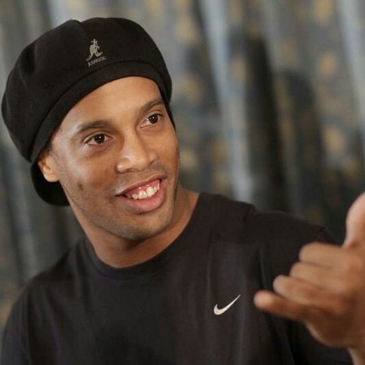 Ce face Ronaldinho în închisoare în Paraguay? Joacă futsal şi îşi ajută echipa să câştige un purceluş