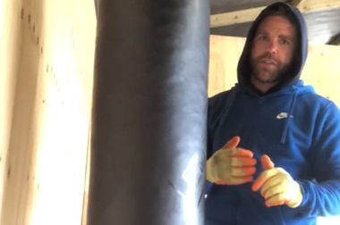 Pugilistul Billy Joe Saunders a rămas fără licenţă după ce a postat un filmuleţ în care învăţa bărbaţii cum să-şi lovească partenerele de viaţă