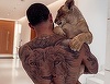 Memphis Depay, criticat după ce s-a fotografiat în casă cu o felină