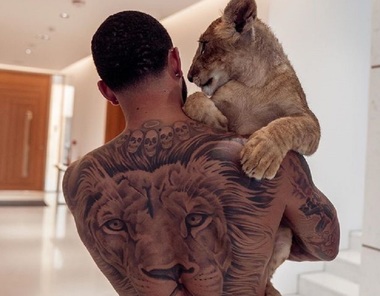 Memphis Depay, criticat după ce s-a fotografiat în casă cu o felină