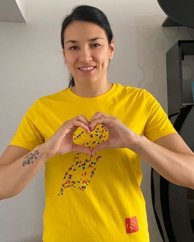 Peste 100 de tricouri ale Cristinei Neagu, vândute în câteva ore. Ea va dona peste 7.000 de lei din vânzări Crucii Roşii