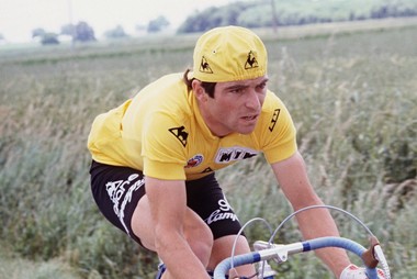 Un tricou al lui Bernard Hinault a fost vândut la o licitaţie cu 12.050 de euro