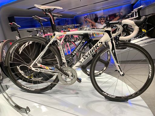 Contador scoate la licitaţie bicicleta cu care a concurat în 2011, banii obţinuţi urmând să ajungă la Crucea Roşie