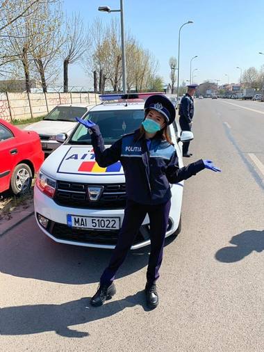 Larisa Iordache, jignită în comentarii la fotografia în uniformă de Poliţie: Este urât să faceţi un om în toate felurile şi voi să staţi în casă!