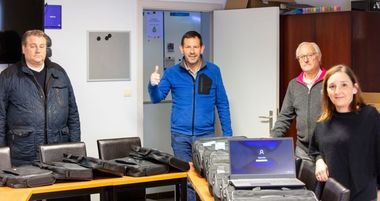 KRC Genk donează 40 de laptopuri copiilor nevoiaşi şi 15 telefoane mobile unui spital, pentru pacienţii cu coronavirus